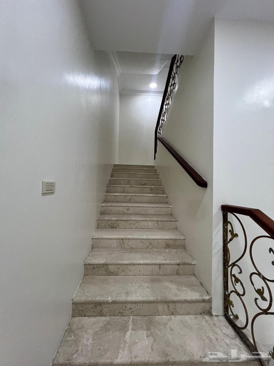 فيلا 8 غرف في الفيصلية 1