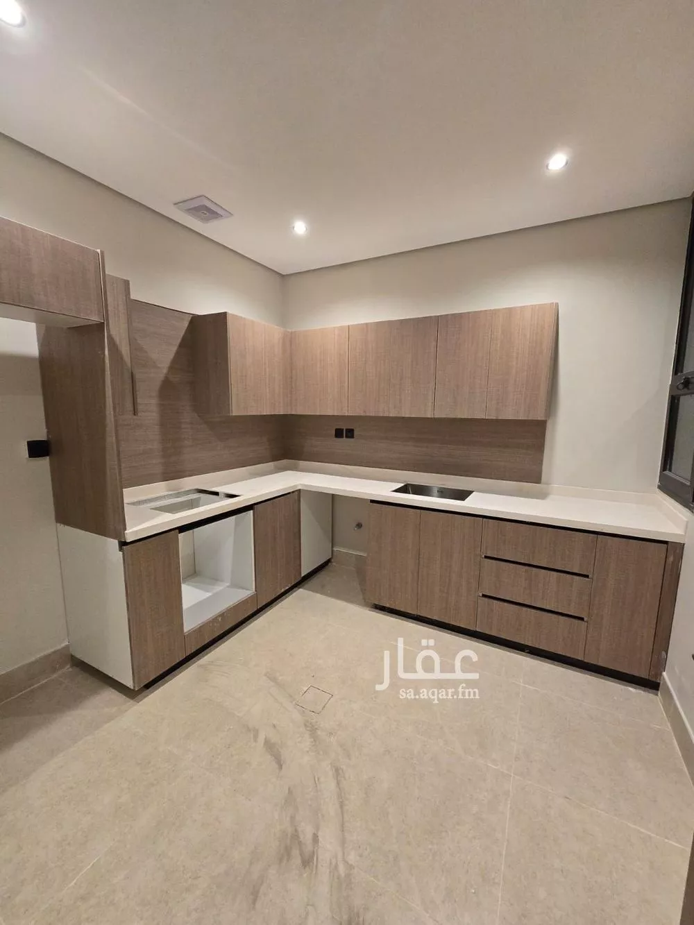 شقة 4 غرف في الحمرا 9