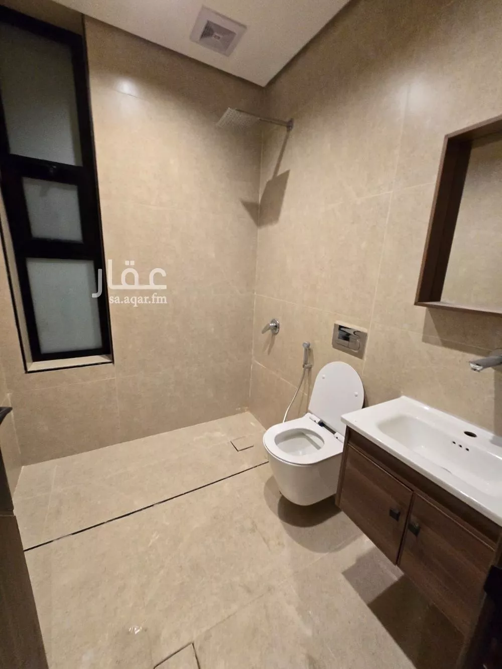 شقة 4 غرف في الحمرا 10