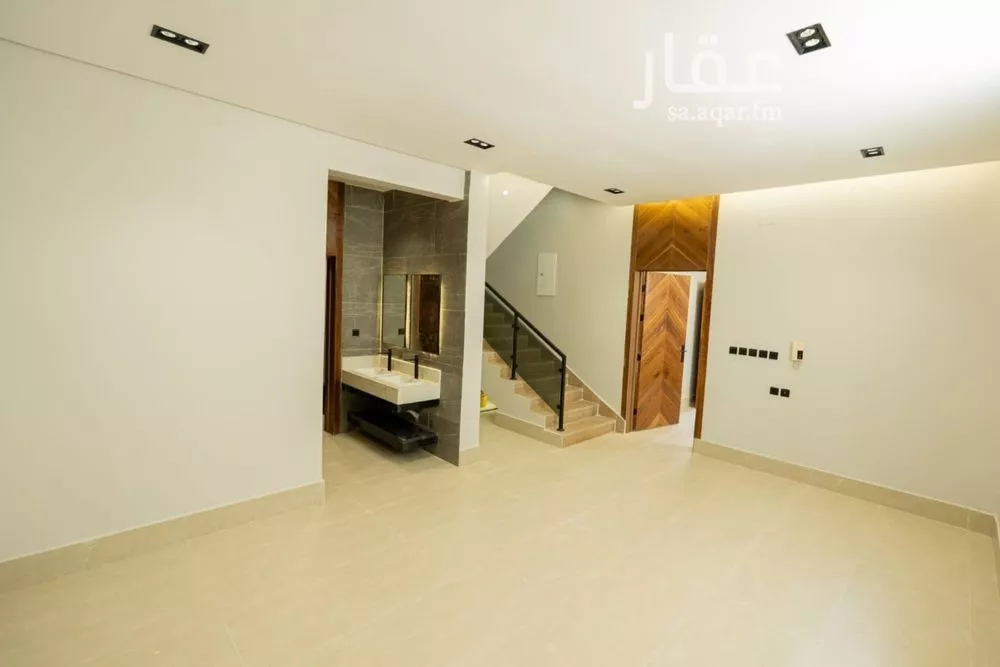 فيلا 5 غرف في عكاظ 3