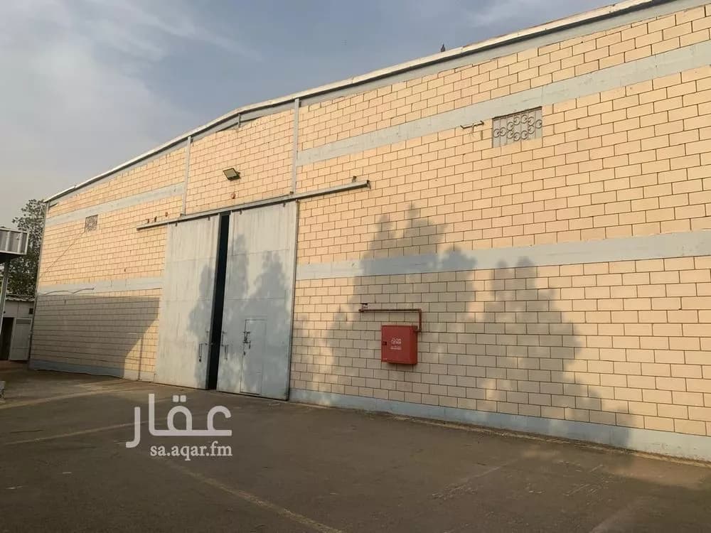مستودع 2271 م² في النخيل 3
