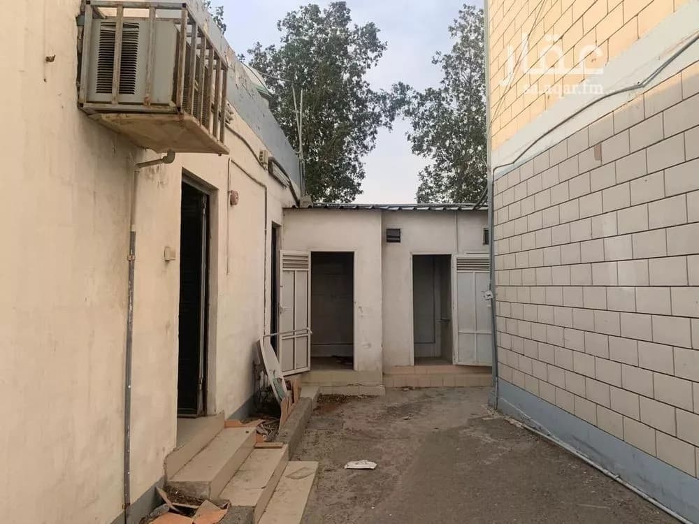 مستودع 2271 م² في النخيل 5