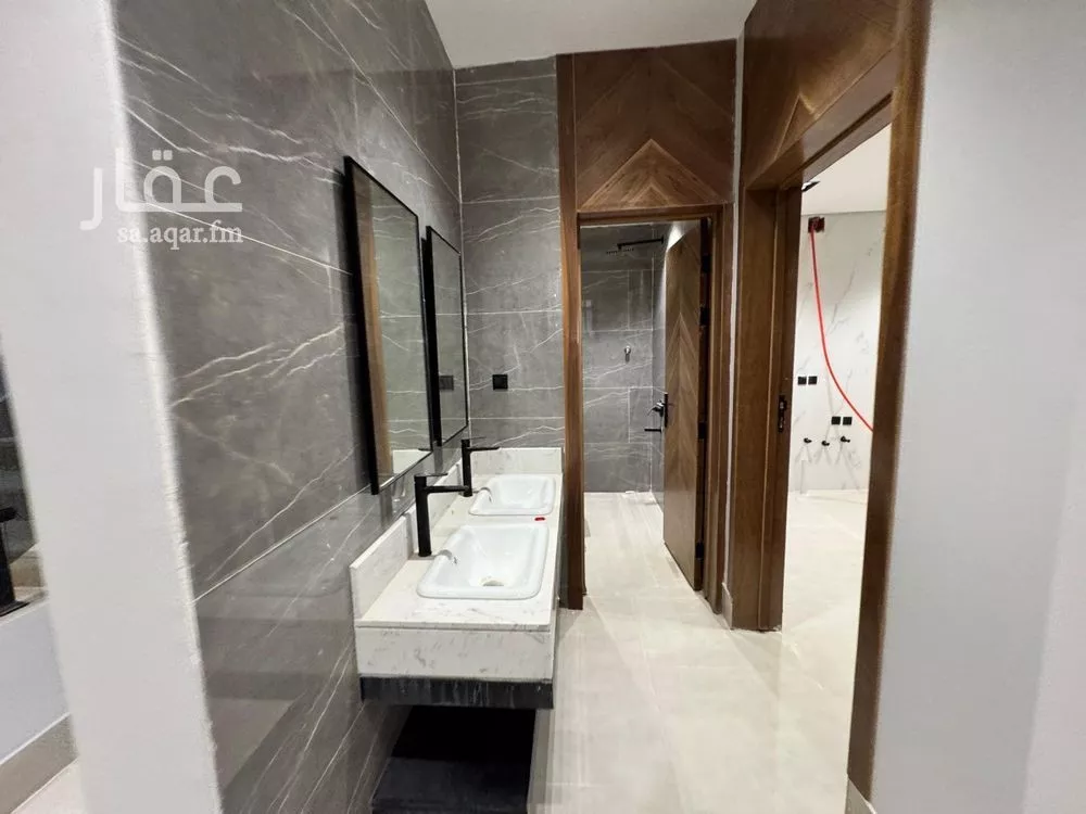 فيلا 5 غرف في عكاظ 7