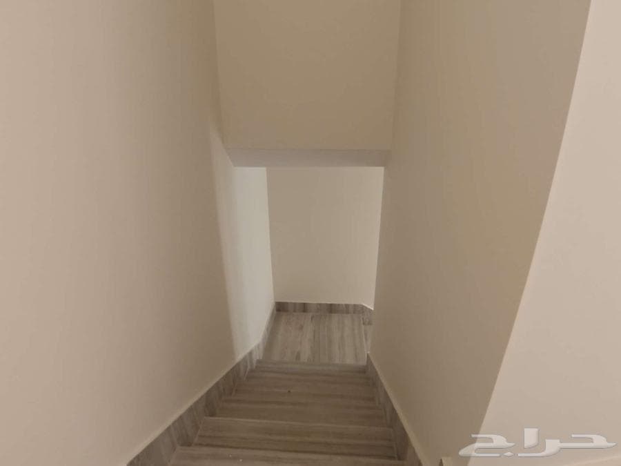 فيلا 8 غرف في النرجس 18