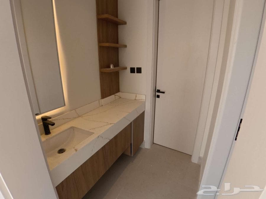 فيلا 8 غرف في النرجس 32