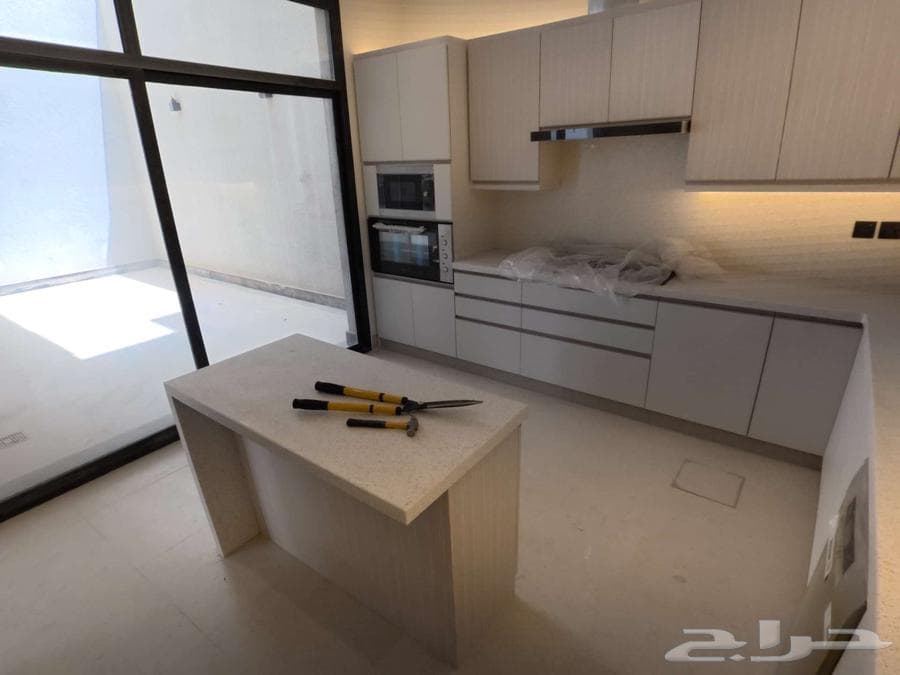 فيلا 8 غرف في النرجس 48