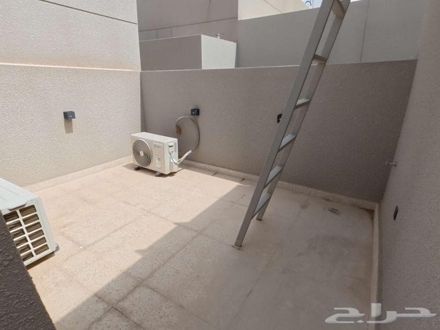 فيلا 8 غرف في النرجس 60