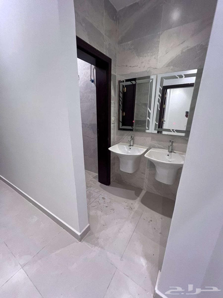 شقة 4 غرف في الواحة 10