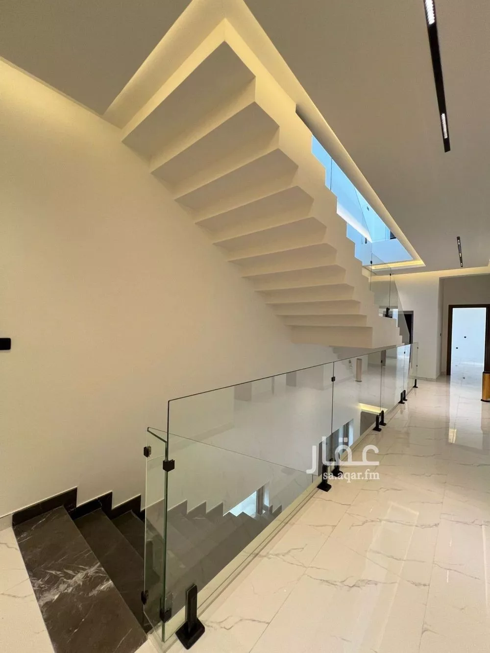 فيلا 4 غرف في العارض 10