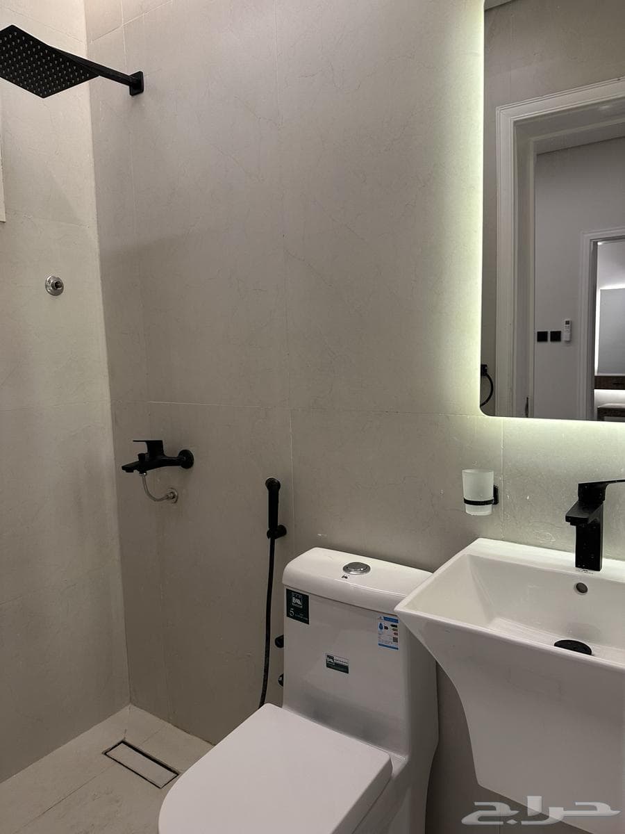 شقة  في الملك فهد 8