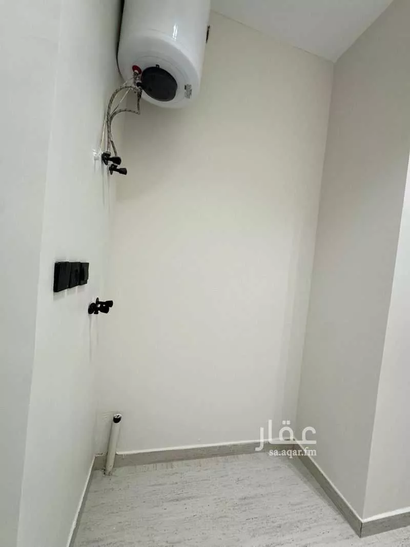 3 bedroom floor in Al Janadriyah 9