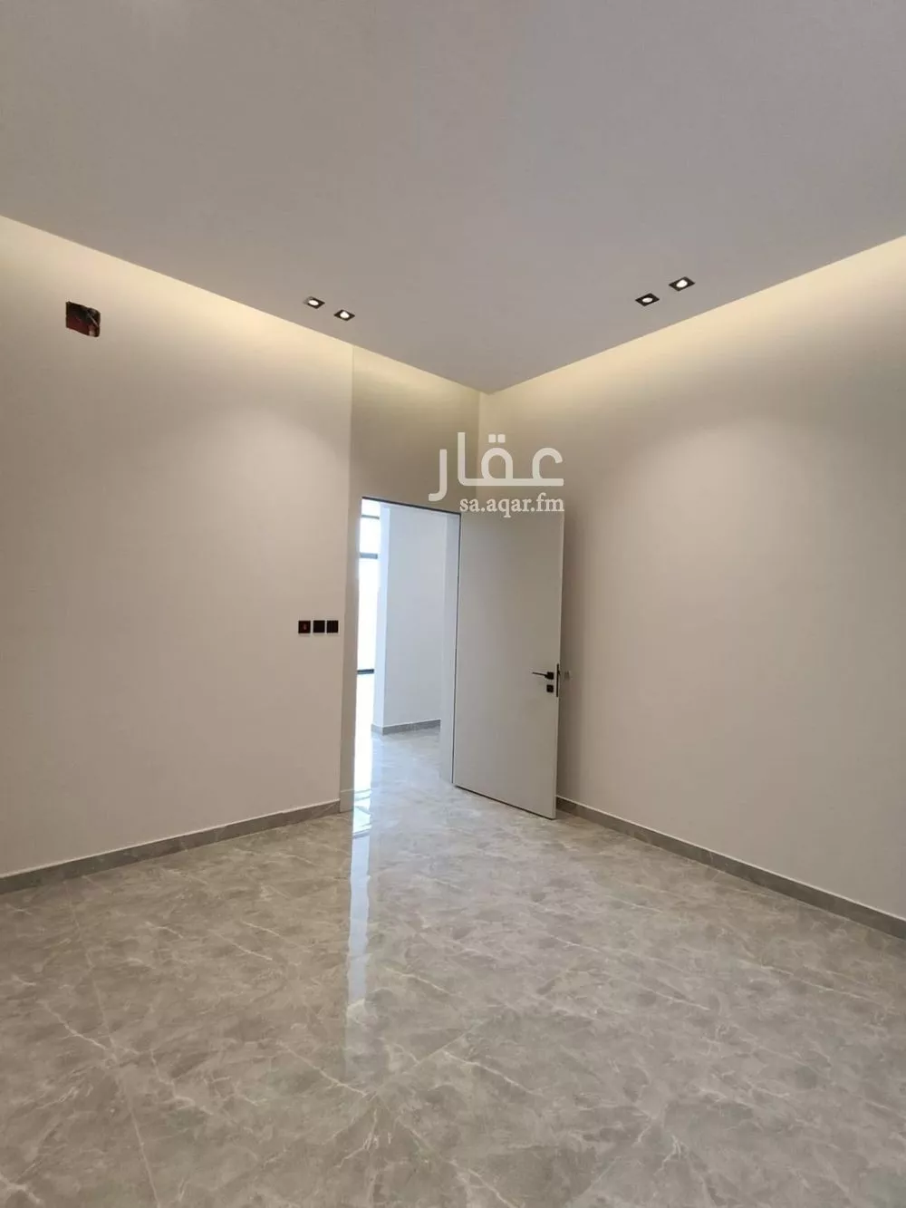 فيلا 5 غرف في الملك فيصل 12