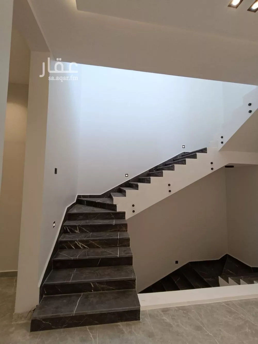 فيلا 5 غرف في الملك فيصل 24