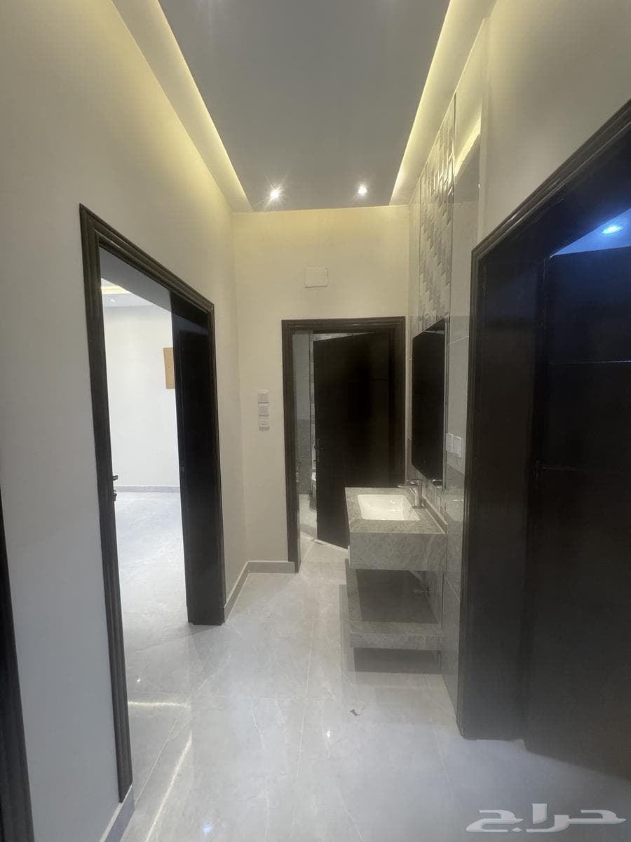 3 bedroom apartment in Al Awali 8