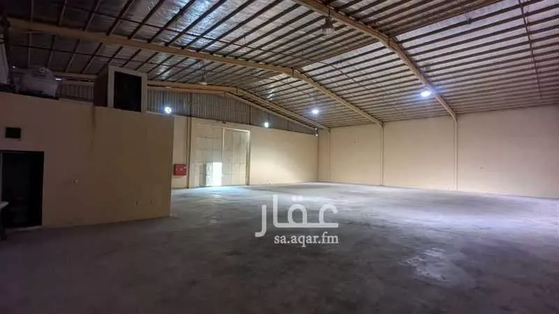 مستودع 1821 م² في السلي 4