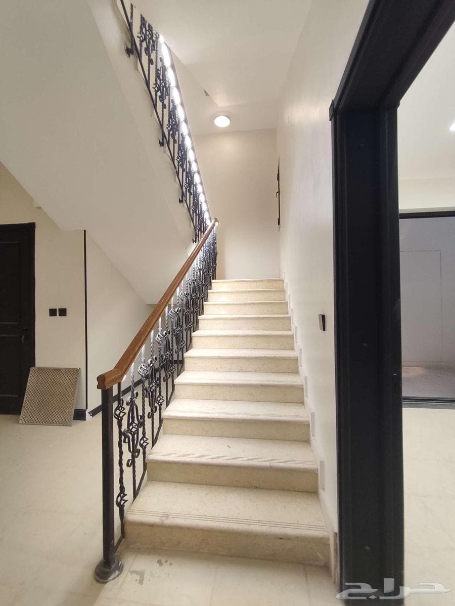 فيلا  في العوالي 22