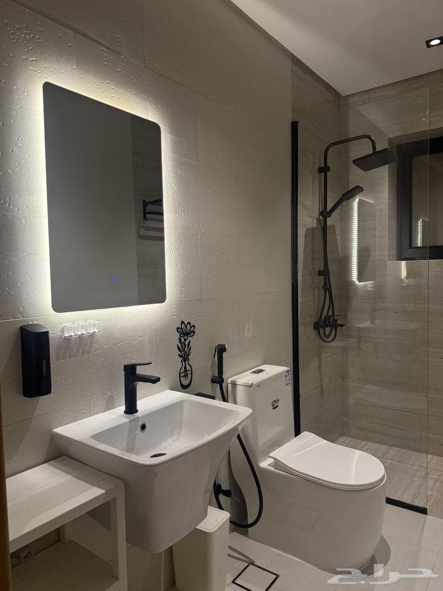 شقة  في الحمرا 11