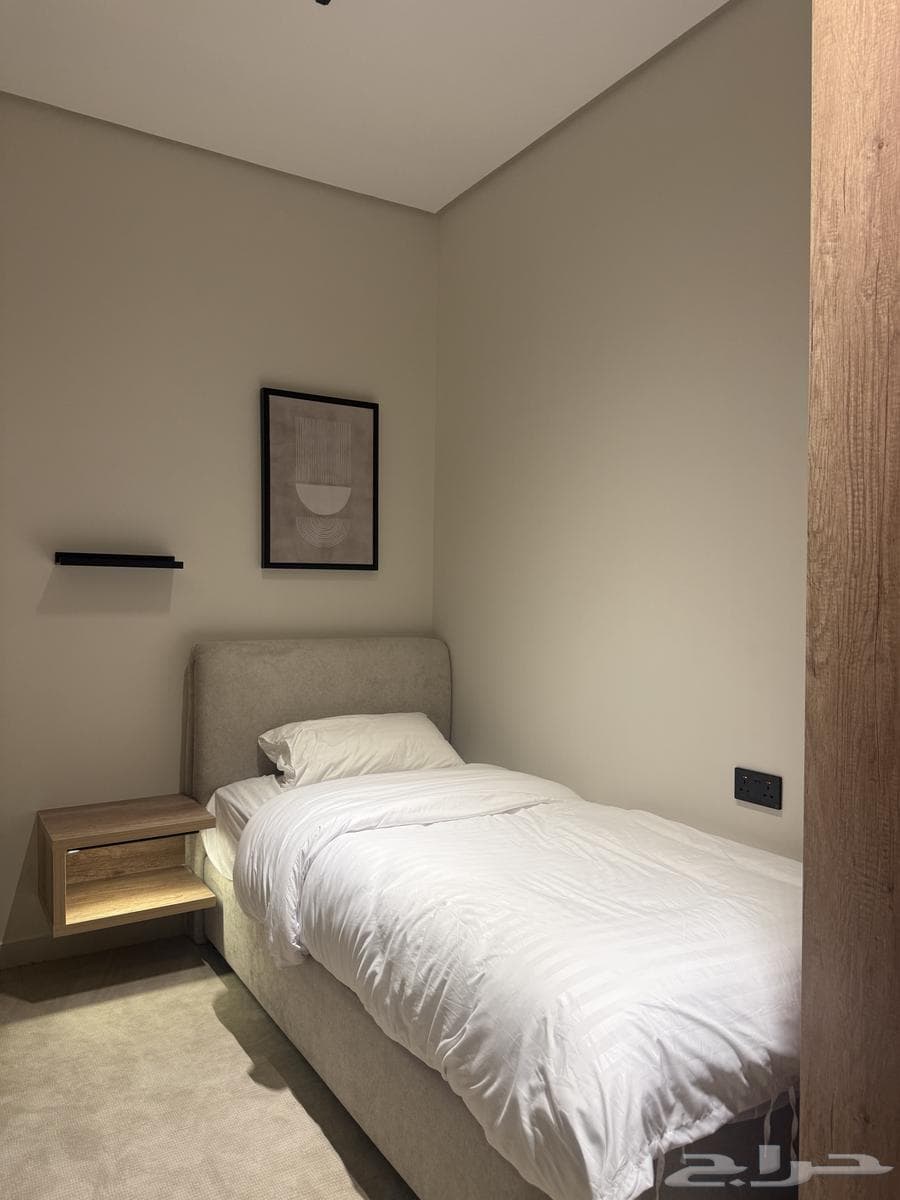 شقة  في الحمرا 13