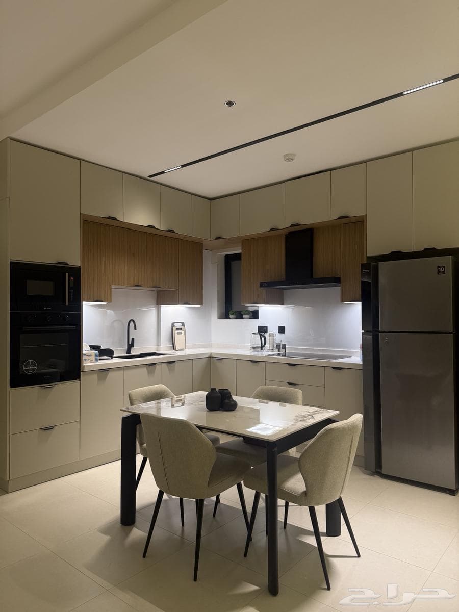 شقة  في الحمرا 8