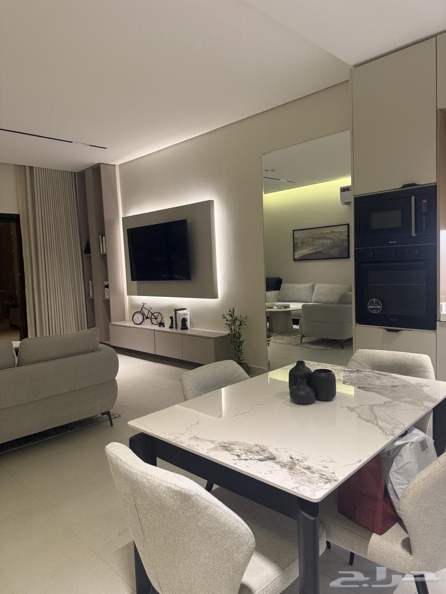 شقة  في الحمرا 9