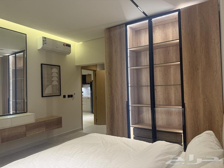شقة  في الحمرا 10