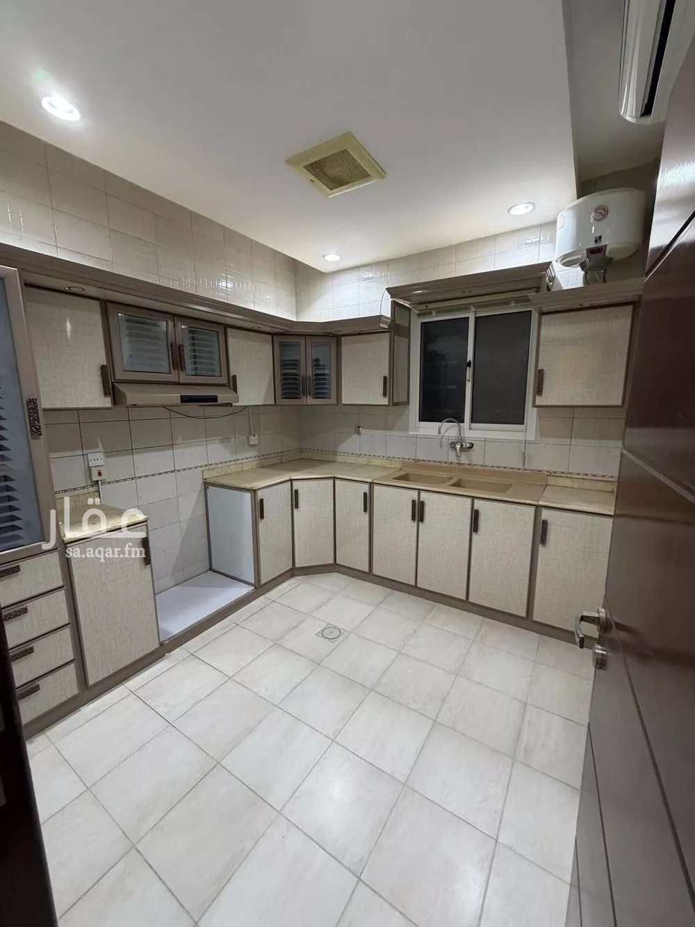 4 bedroom floor in Irqah 7