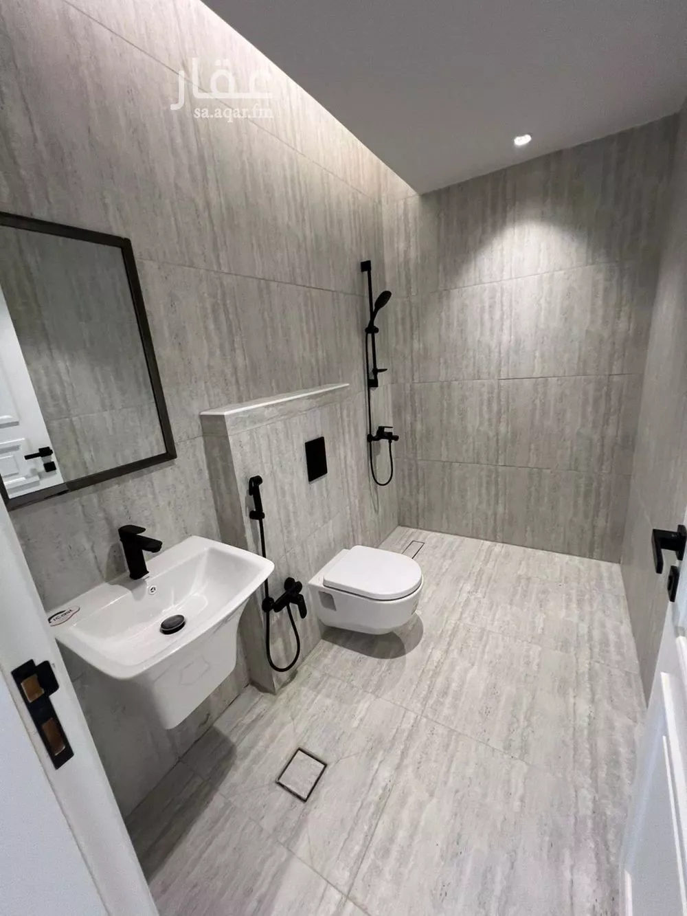 شقة 3 غرف في العقيق 9