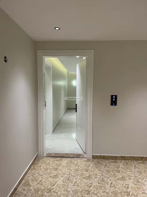 شقة  في الحمرا 8