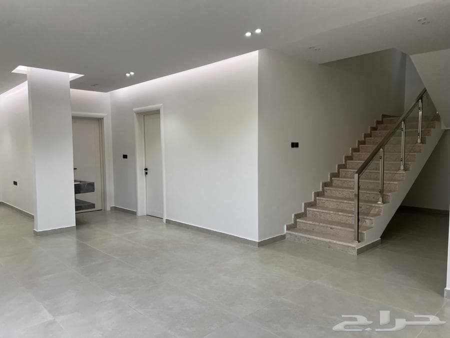 فيلا 9 غرف في العزيزية الثاني 7