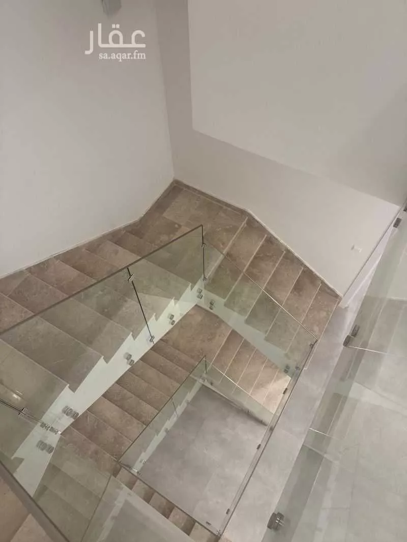 فيلا 4 غرف في الشرق 5