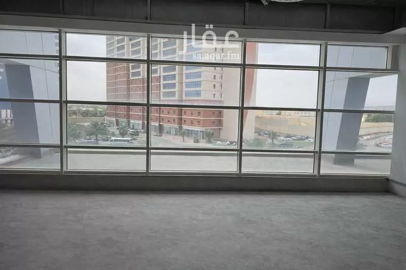 مكتب 440 م² في العليا 17