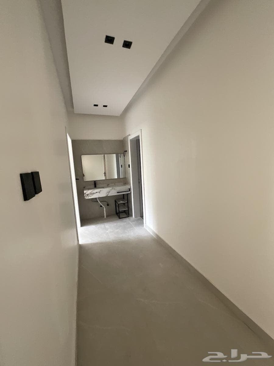 شقة 4 غرف في العقيق 5