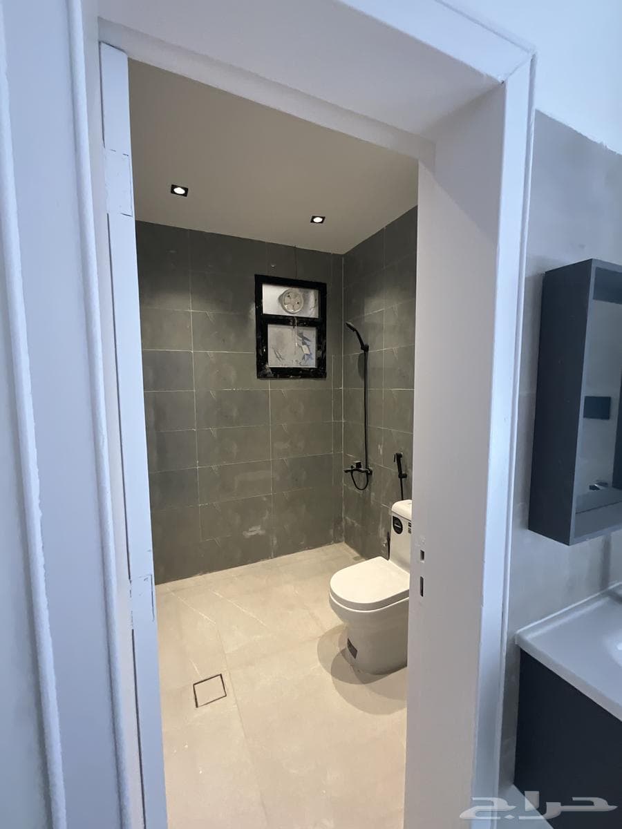 شقة 4 غرف في العقيق 7