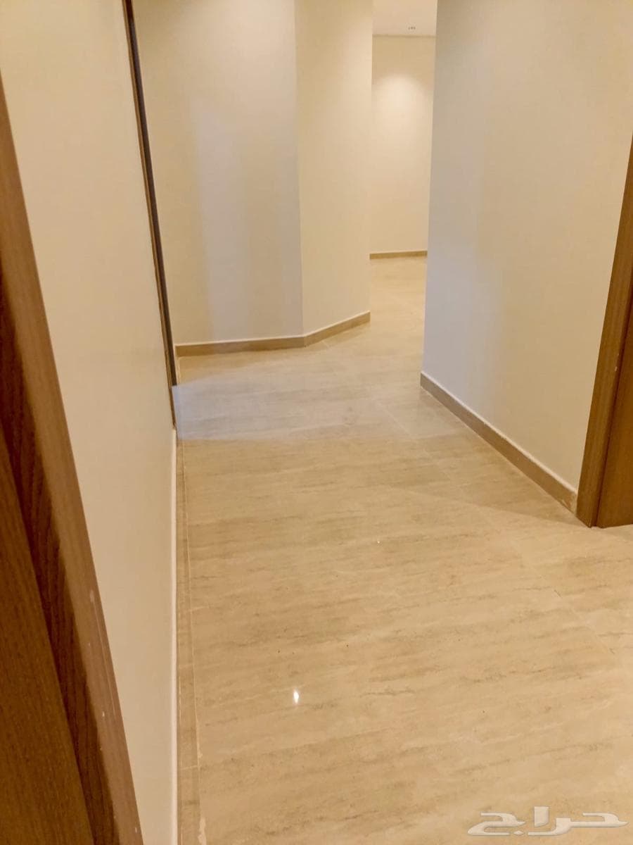 شقة 5 غرف في الأمواج 11