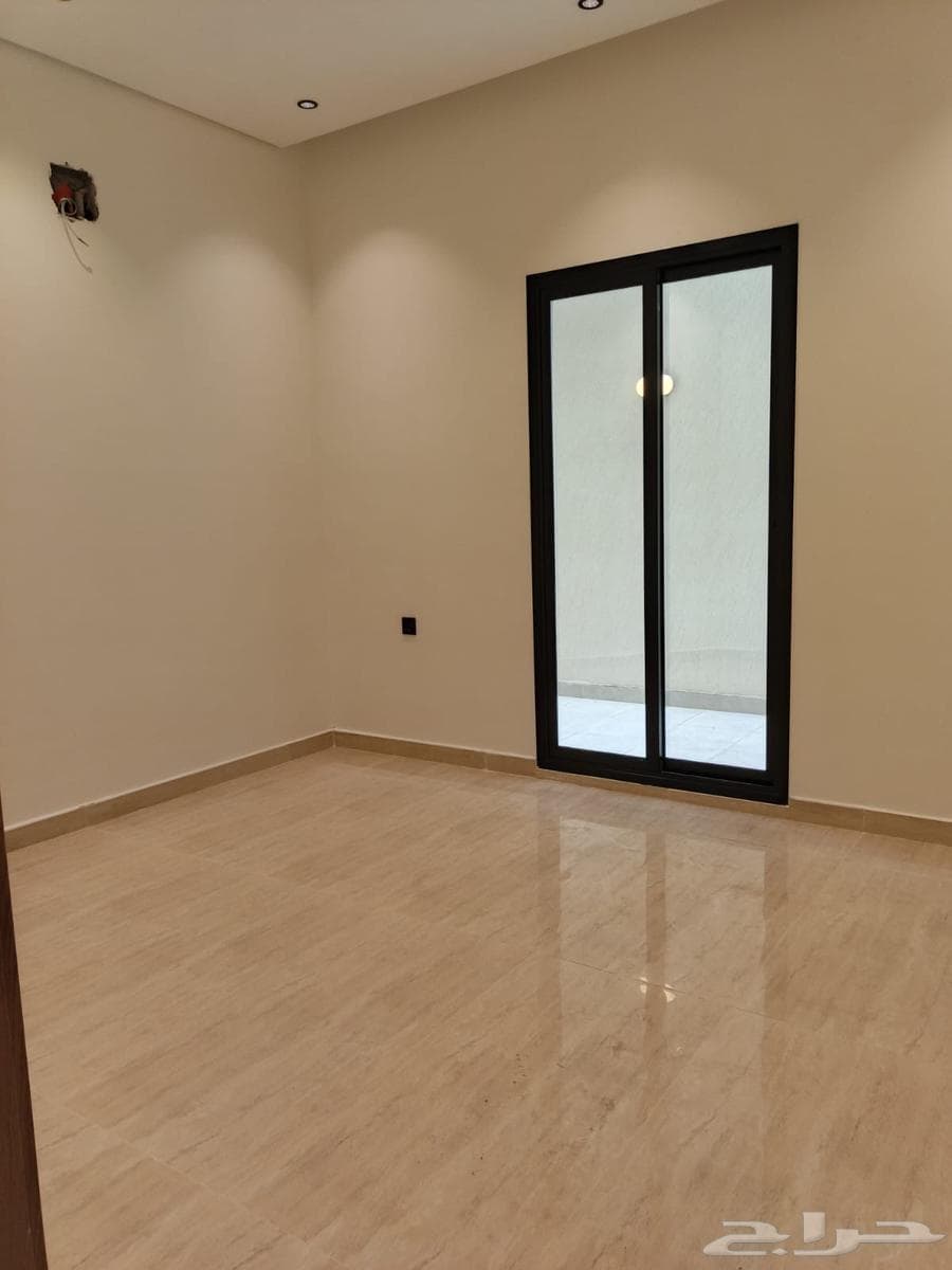 شقة 5 غرف في الأمواج 15