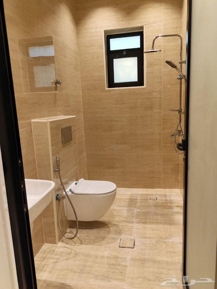 شقة 5 غرف في الأمواج 16