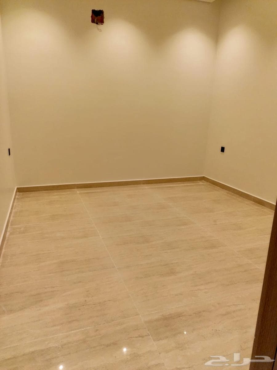 شقة 5 غرف في الأمواج 17