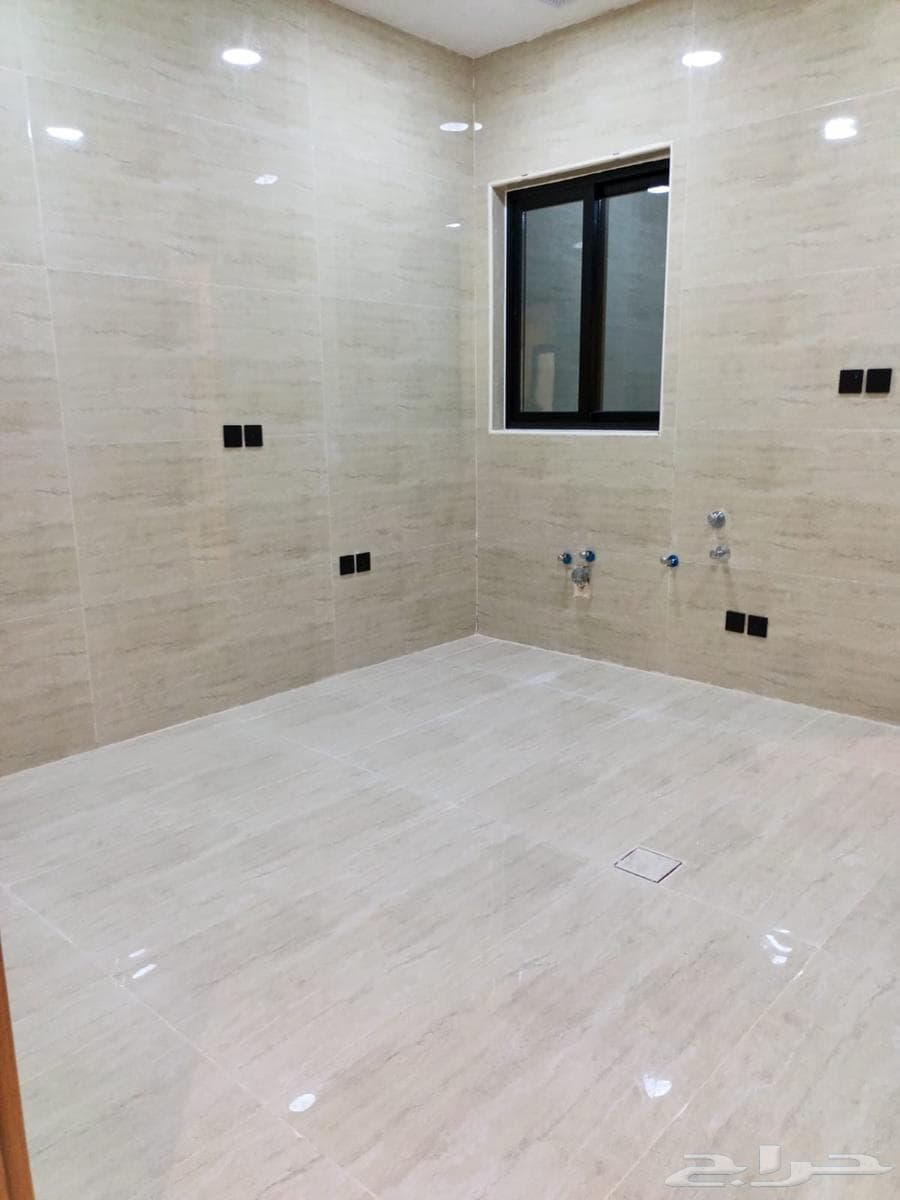 شقة 5 غرف في الأمواج 4