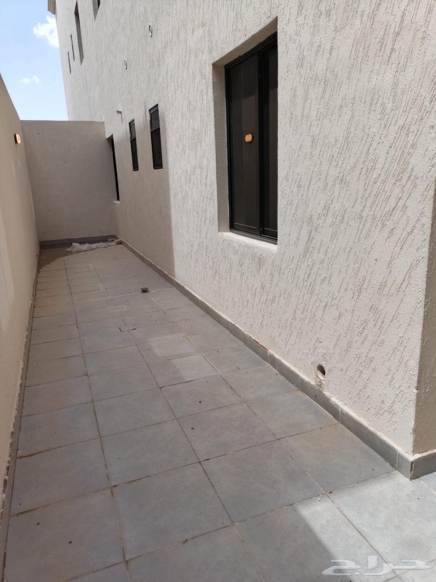 شقة 5 غرف في الأمواج 10