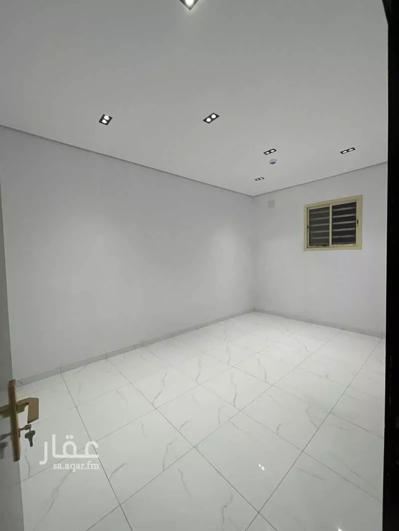 مكتب 1800 م² في العارض 4