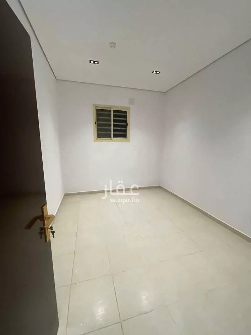 مكتب 1800 م² في العارض 5