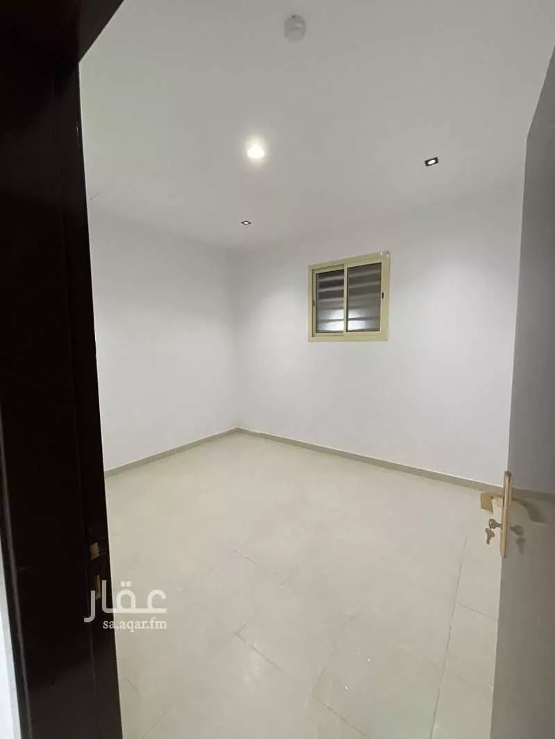 مكتب 1800 م² في العارض 6