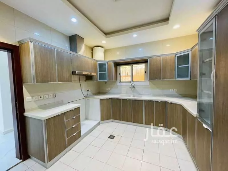 فيلا 4 غرف في الملقا 5