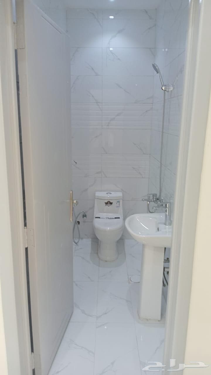 شقة 4 غرف في السعادة 3