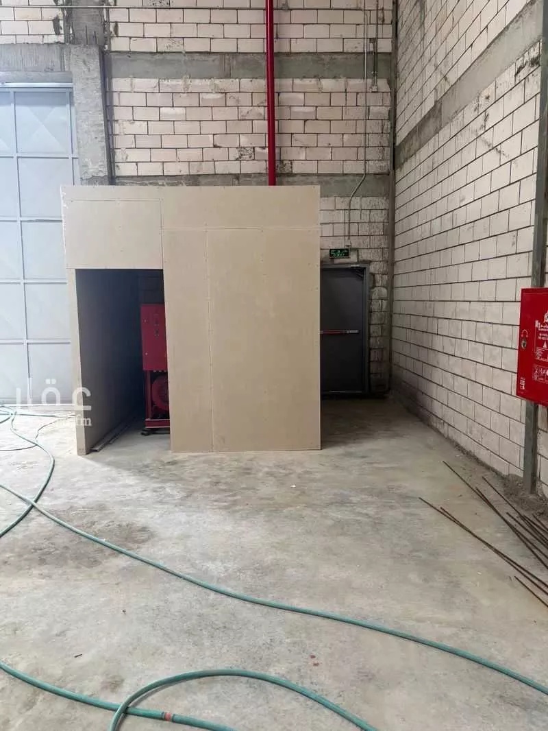 مستودع 775 م² في الفيصلية 8