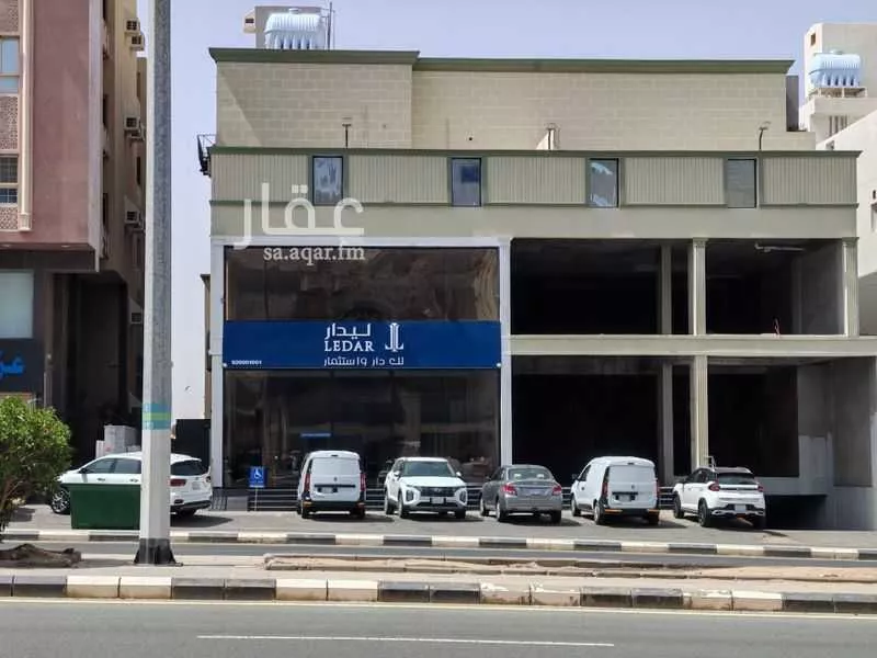 محل 340 م² في الحمراء و ام الجود 12