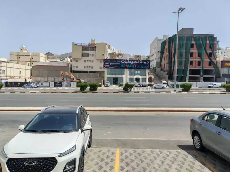 محل 340 م² في الحمراء و ام الجود 13