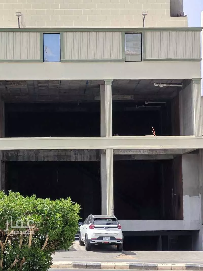 محل 340 م² في الحمراء و ام الجود 6