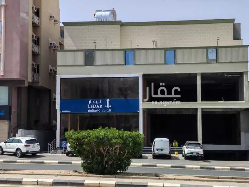 محل 340 م² في الحمراء و ام الجود 8