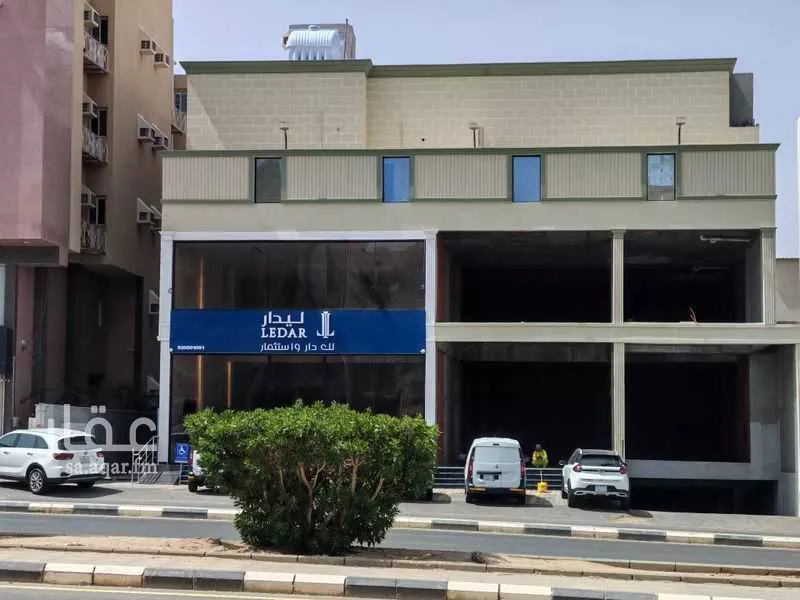 محل 340 م² في الحمراء و ام الجود 9